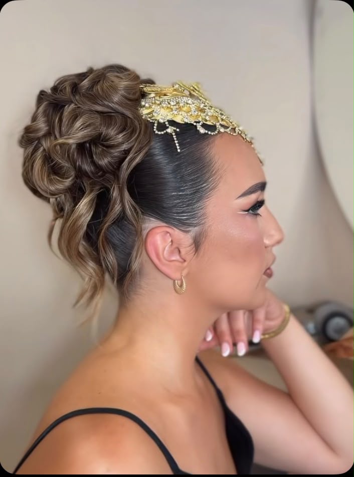 Chignon haut bouclé avec couronne