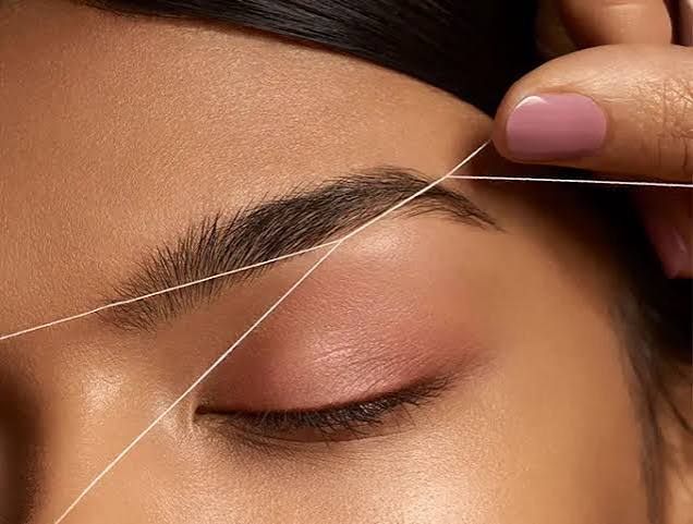 Épilation des sourcils au fil de coton