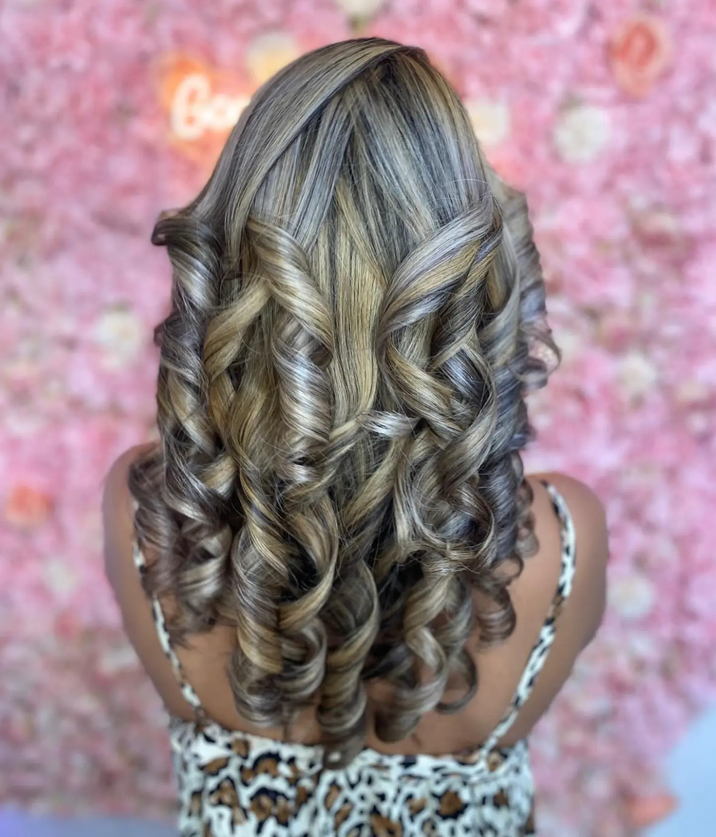 Balayage blond avec boucles définies vue de dos