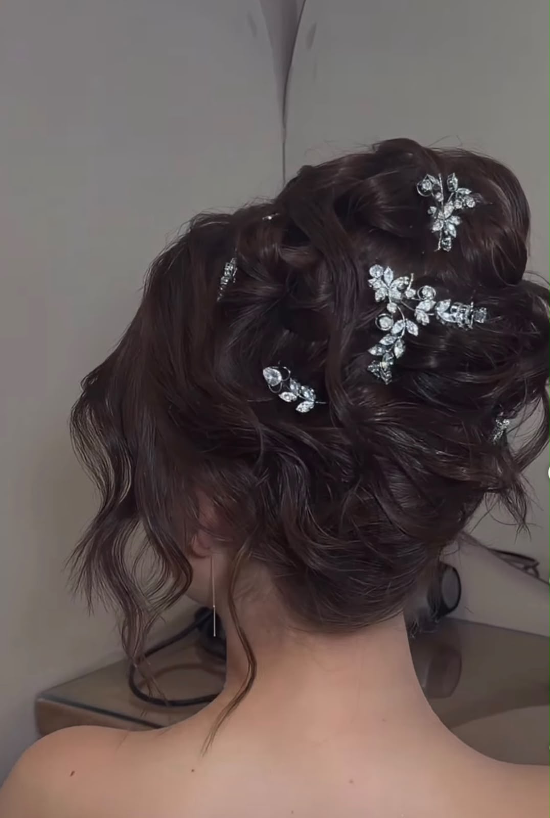 Chignon bouclé orné de bijoux