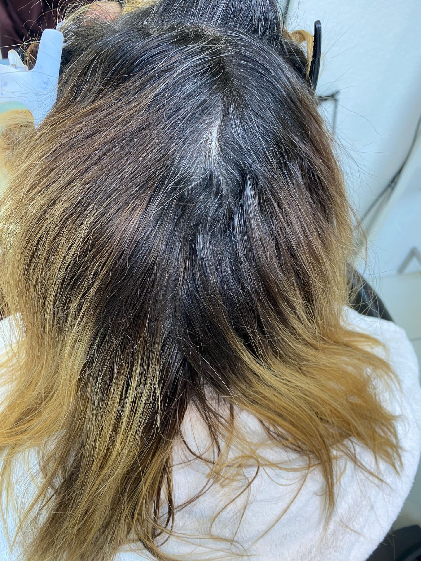Cheveux avant coloration, racines foncées et pointes décolorées