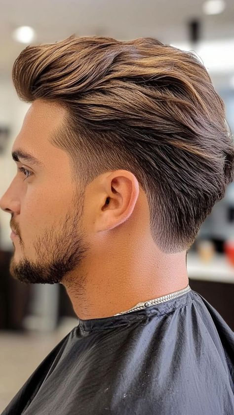 Coupe homme volumineuse coiffée en arrière