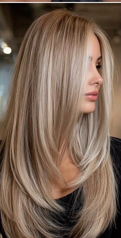 Blond cendré avec mèches lumineuses de profil