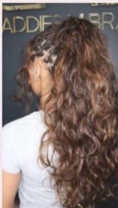 Piqués lâchés vue de dos avec boucles volumineuses