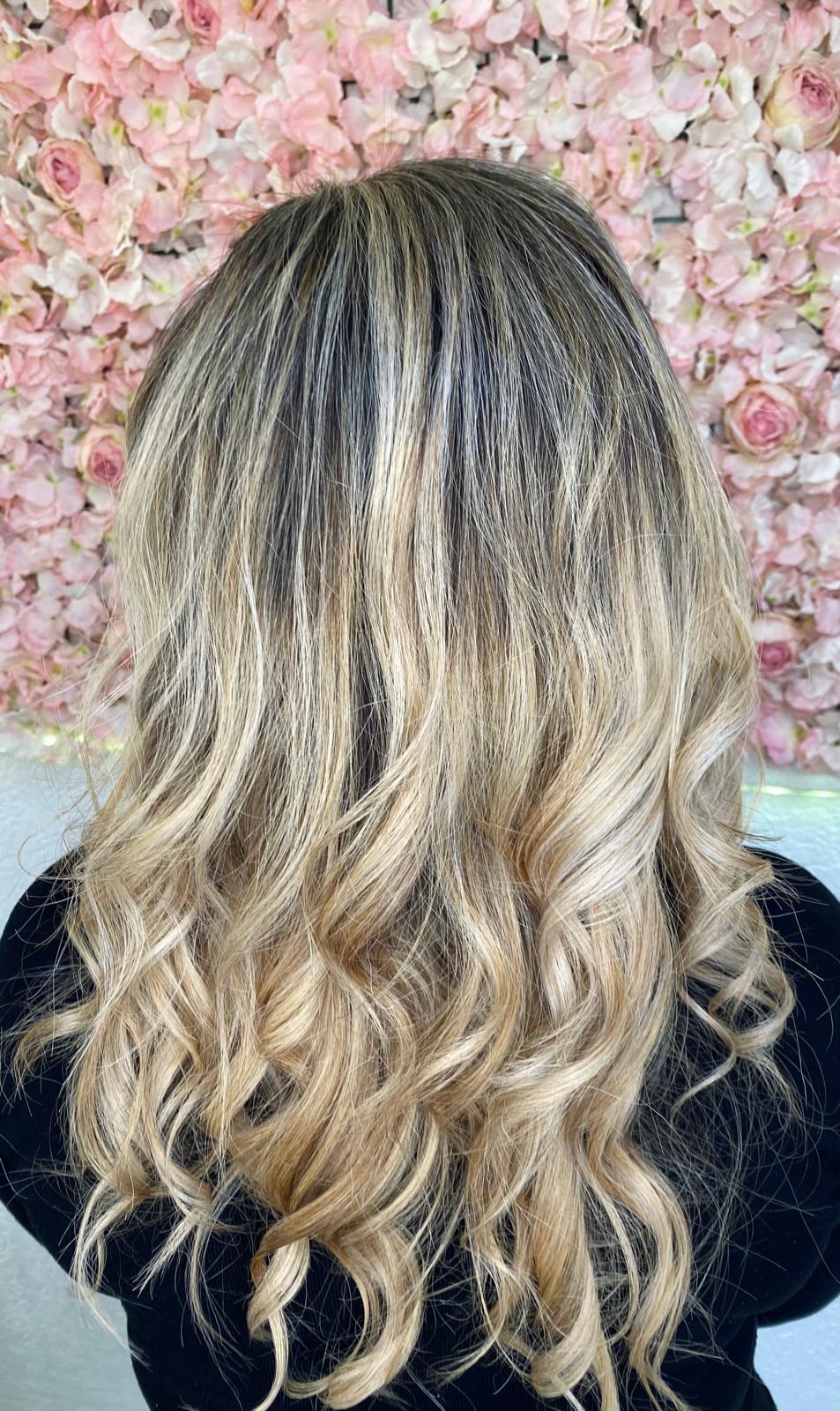 Balayage blond lumineux après coloration
