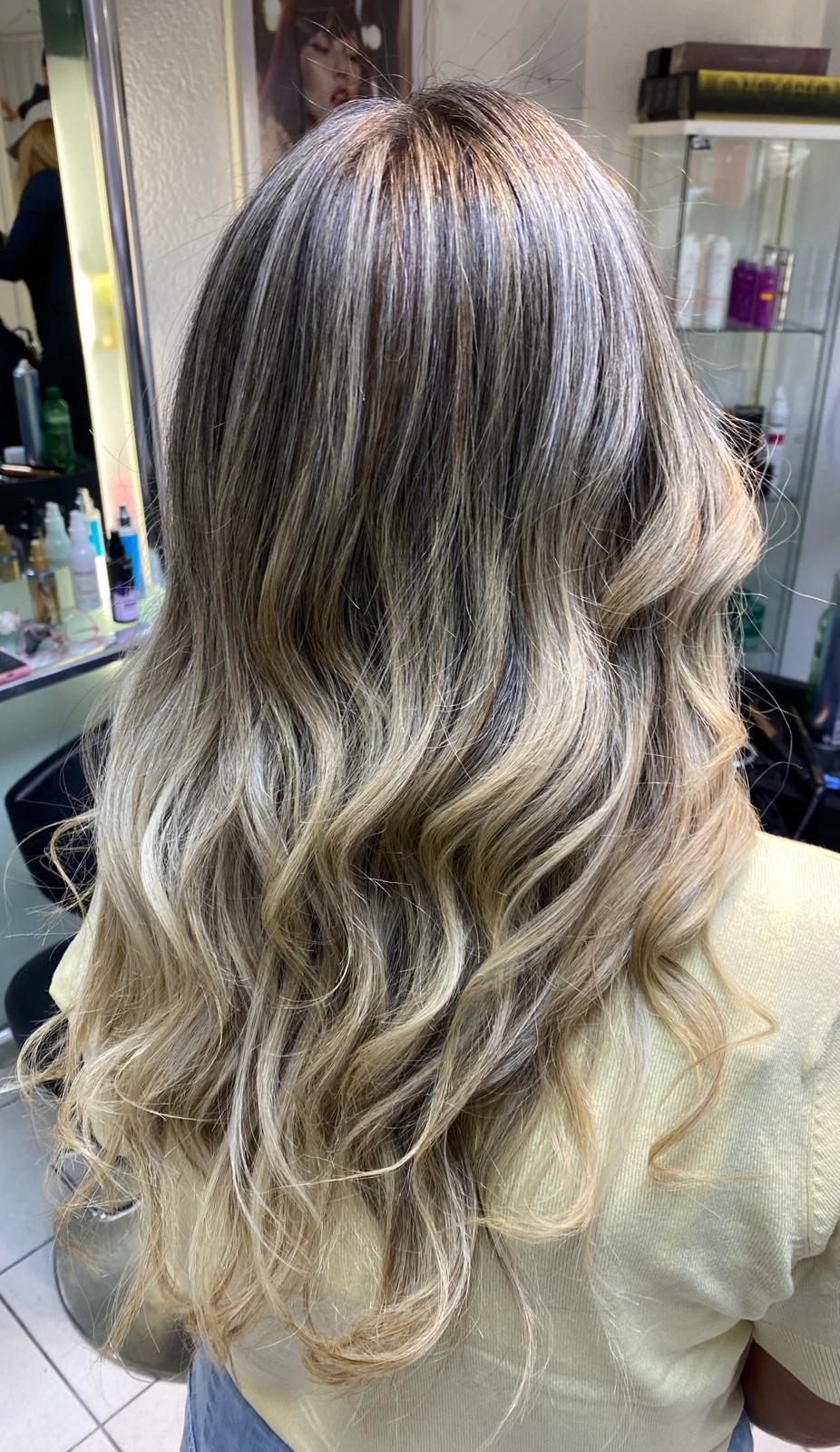 Balayage blond avec boucles