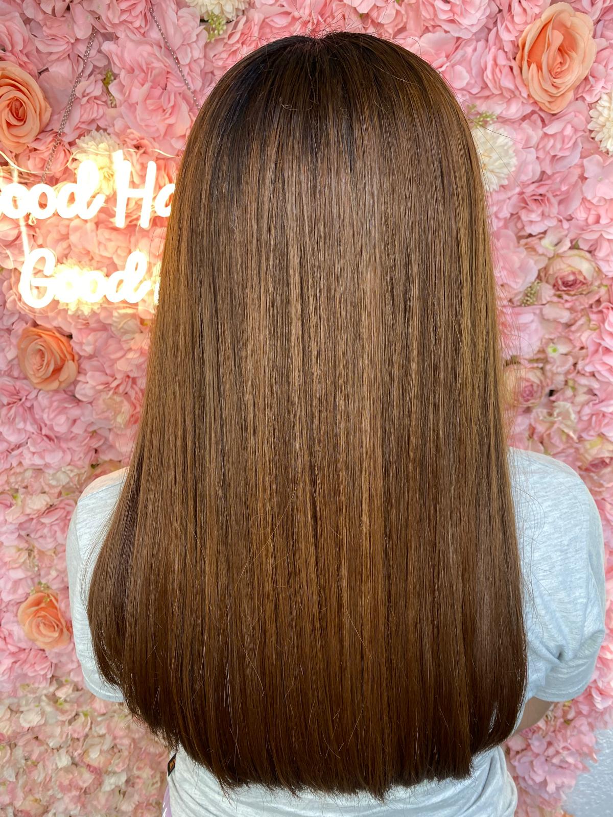 Cheveux châtains lisses et brillants après lissage kératine