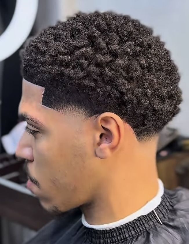 Coupe afro texturée avec contours nets